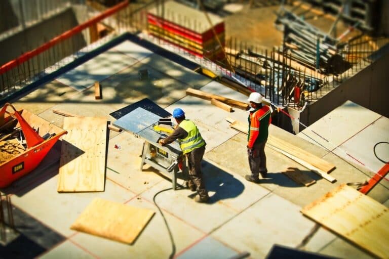 Due operai edili lavorano al cantiere