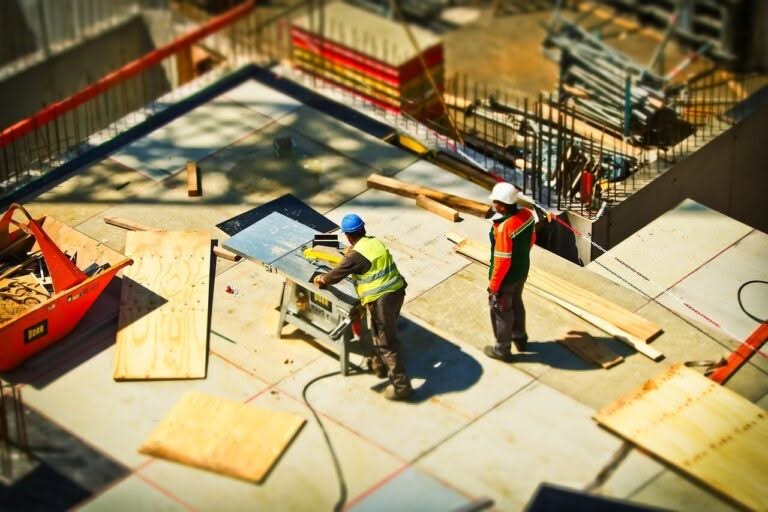 Due operai edili lavorano al cantiere